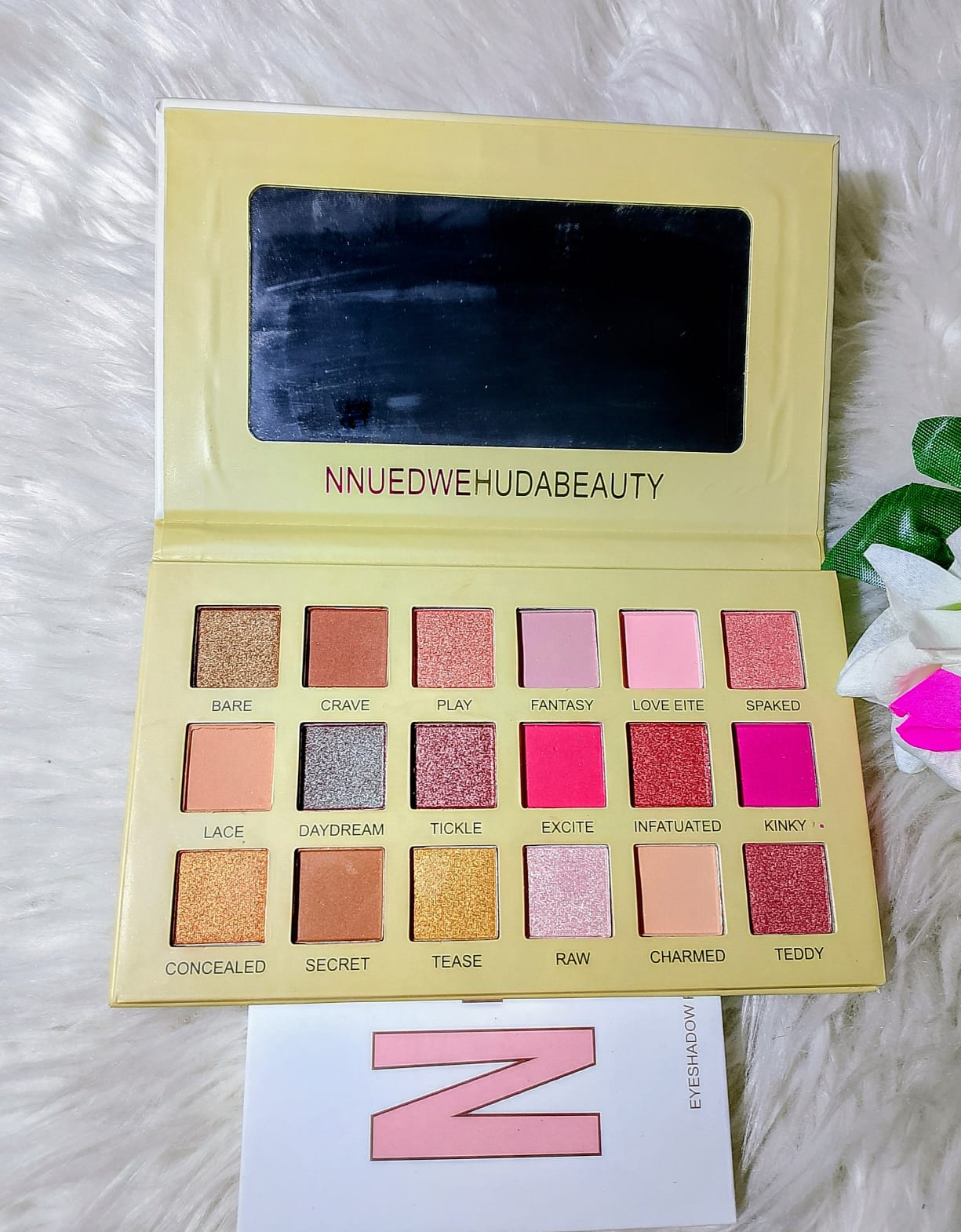 HUDA BEAUTY EYESHADES PALETE